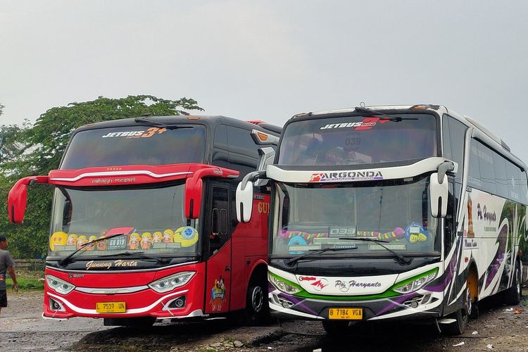 Bus AKAP di Terminal Ciawi