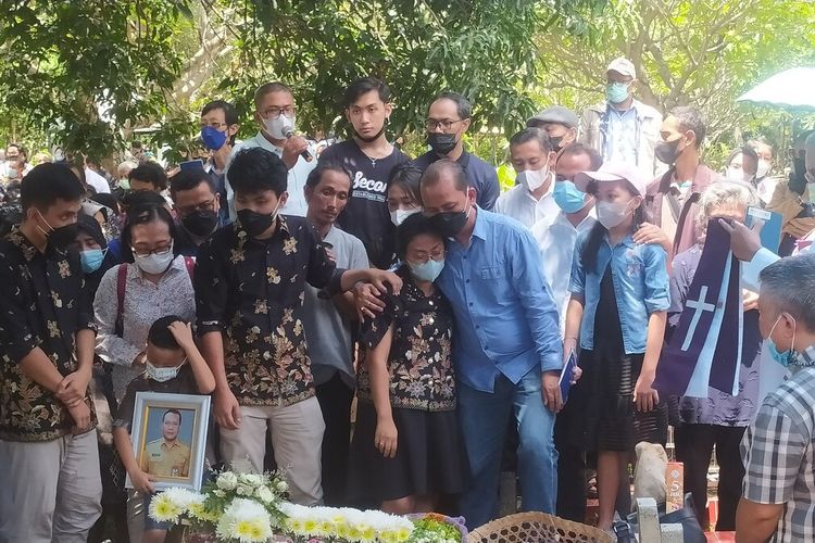 Pemakaman pegawai Bapenda Kota Semarang Iwan Boedi Prasetijo di Kota Semarang. Kamis (22/9/2022)
