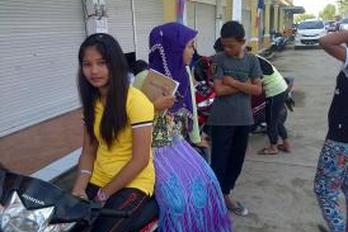 Anak-anak TKI dari Sabah ini menunggu kedatangan Menteri Pendidikan Dasar dan Kebudayaan Anies Baswrdan. Mereka berharap pemerintah Indonesia meningkatkan kualitas pendidikan anak-anak TKI di Malaysia.
