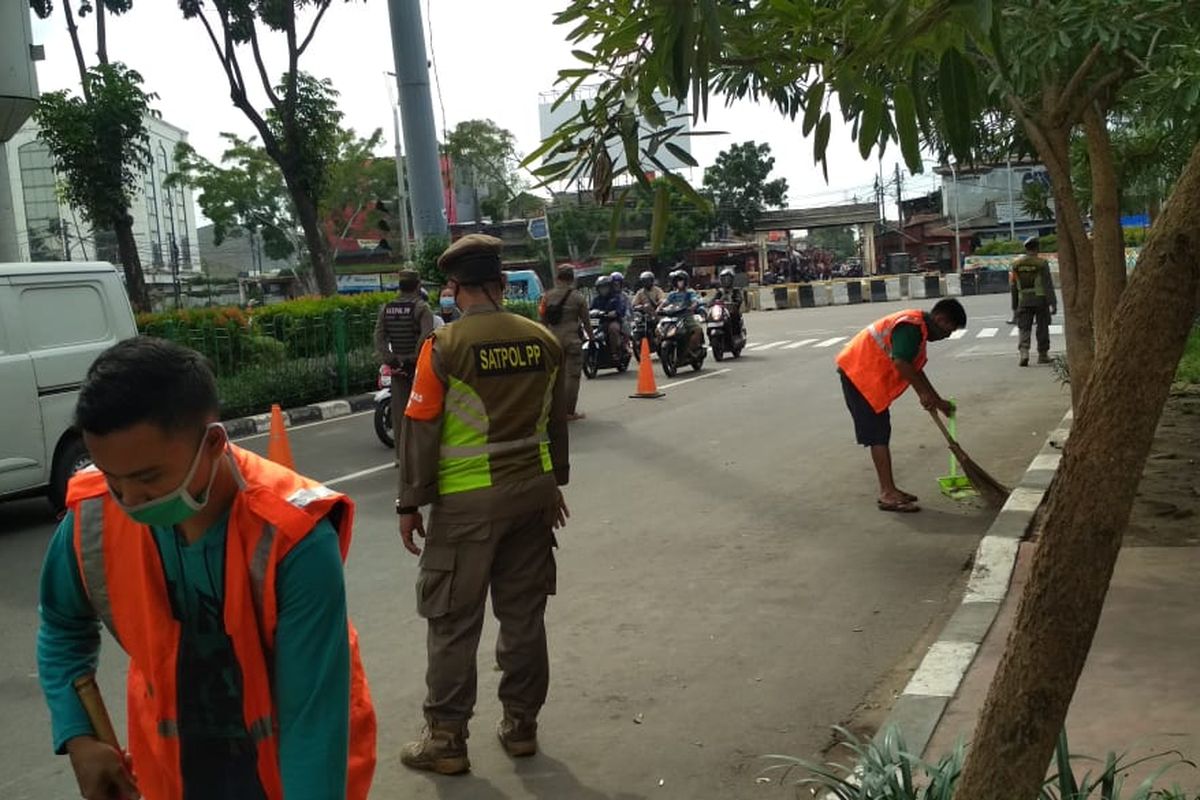 Satuan Polisi Pamong Praja (Satpol PP) menggelar operasi tertib masker di Pasar Senen, Jakarta Pusat, Selasa (12/1/2021). Lebih dari 50 orang dikenai sanksi karena tak memakai masker atau pun tak memakai maskernya dengan benar. 