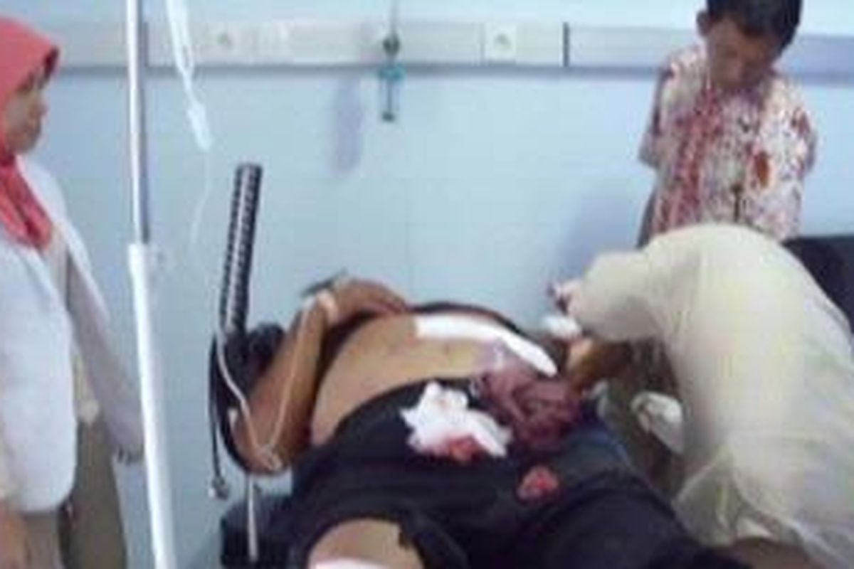 Bambang Sriyanto terkapar kritis di rumah sakit karena dibacok adiknya sendiri, Jumat (17/6/2011).