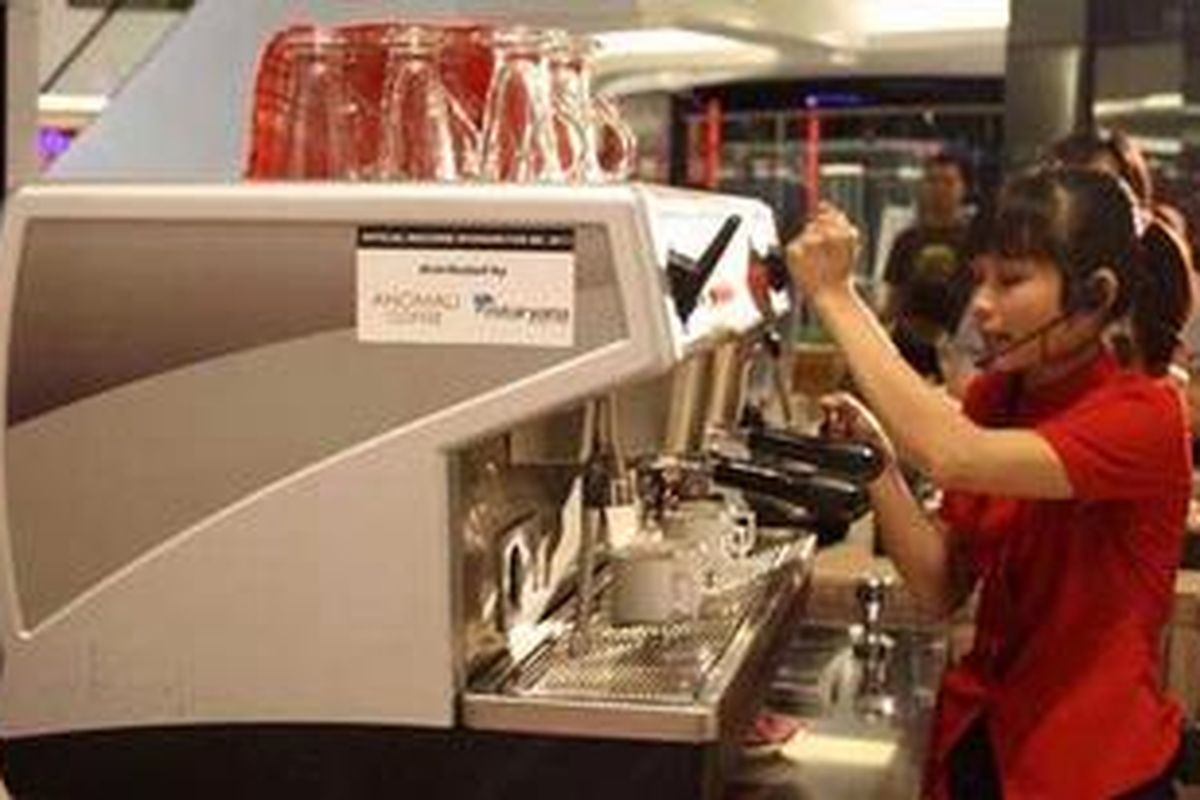 Barista membuat espresso sambil menjelaskan prosesnya kepada juri Indonesian Barista Competition 2011, di Fx Jakarta, Sabtu (19/3/2011).
