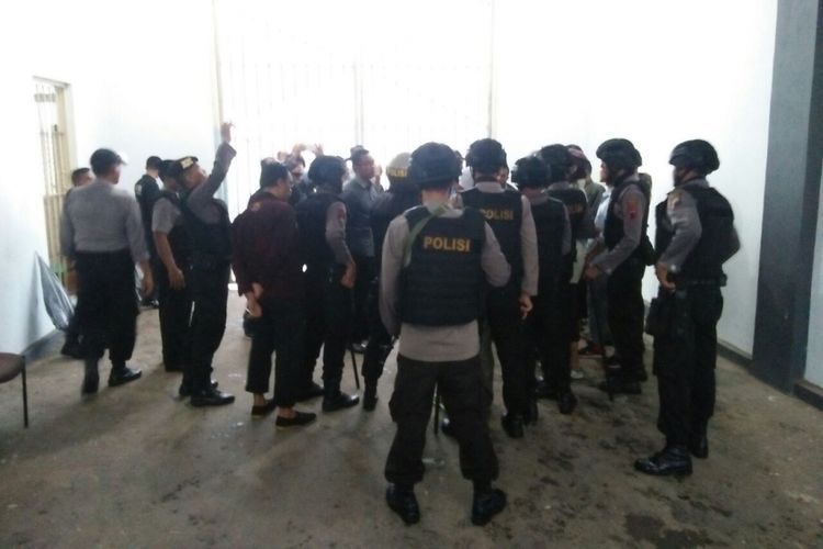 Personel gabungan dari Polres Cilacap mengamankan kerusuhan yang terjadi di Lapas Permisan, Pulau Nusakambangan, Selasa (7/11/2107).