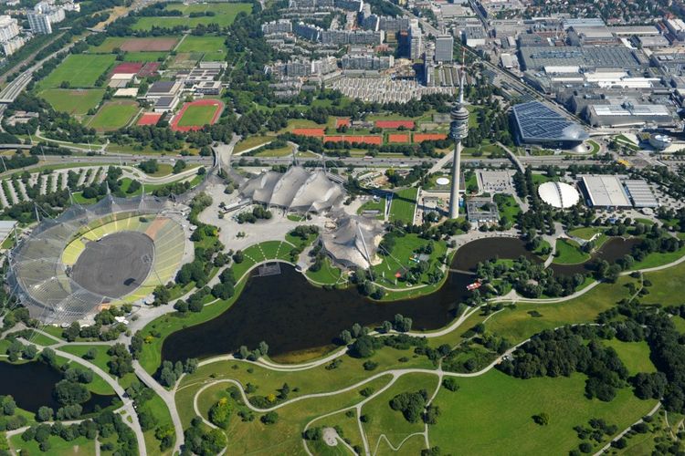 Pemandangan kota Muenchen dari udara yang diambil pada tanggal 4 Juli 2011, menunjukkan taman Olimpiade dengan Stadion Olimpiade (kiri) di kota Munich, Jerman selatan. 