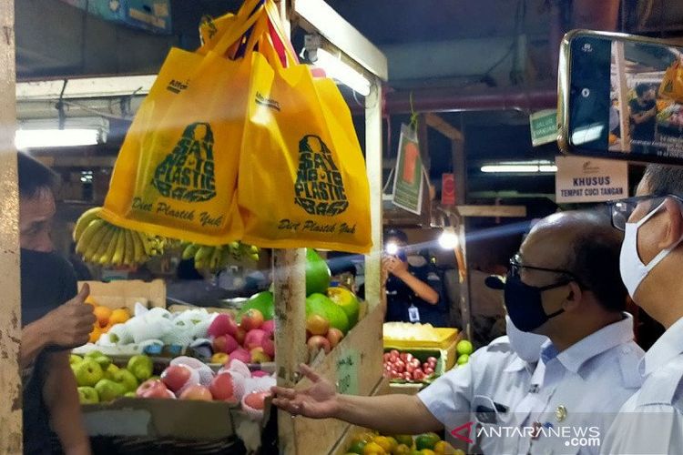 Asisten Perekonomian dan Pembangunan Pemerintah Kota Jakarta Pusat Bakwan Ferizan meninjau penerapan Pergub 142/2019 tentang Kewajiban Penggunaan Kantong Belanja Ramah Lingkungan di Pasar Metro Atom, Rabu (15/7/2020).
