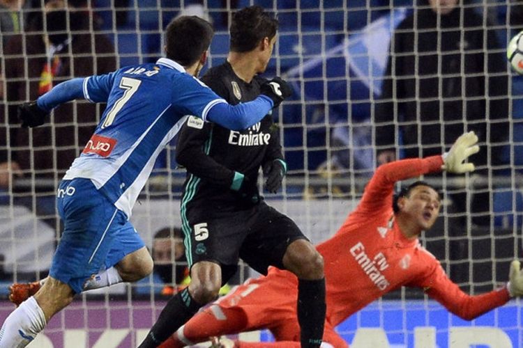 Gerard Moreno membobol gawang Keylor Navas pada laga Espanyol versus Real Madrid, 27 Februari 2018.