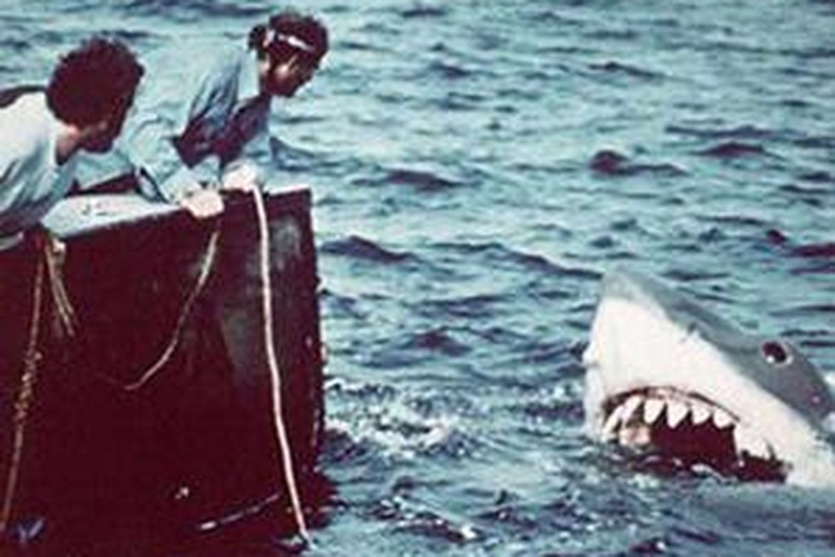 Salah satu adegan dalam fil Jaws arahan sutradara Steven Spielberg.