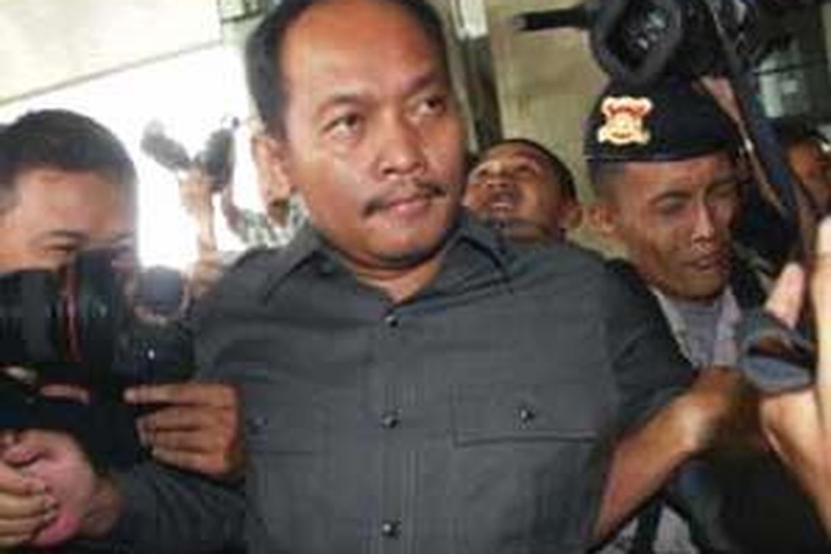 Tersangka kasus dugaan penyuapan, Jaksa Urip Tri Gunawan kembali diperiksa Komisi Pemberantasan Korupsi, Jakarta, Selasa (4/3). Di hari yang sama, tersangka Arthalina Suryani alias Ayin yang ditangkap bersama Jaksa Urip Tri Gunawan juga diperiksa KPK.