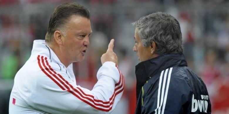 Jose Mourinho (kanan) dan Louis van Gaal berbicara dalam pertandingan persahabatan antara Real Madrid dan Bayern Muenchen di Munich, Jerman, 13 Agustus 2010.