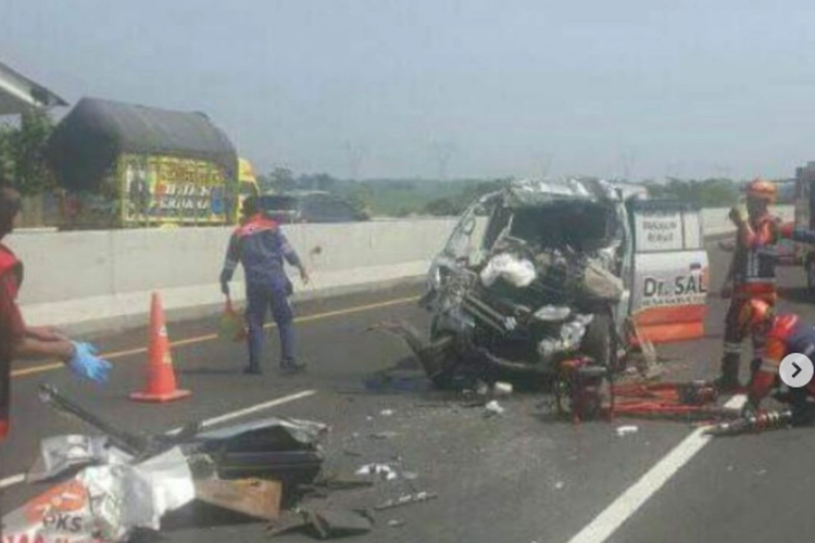 Kecelakaan yang melibatkan ambulans jenazah dan truk di jalan tol Pemalang-Batang