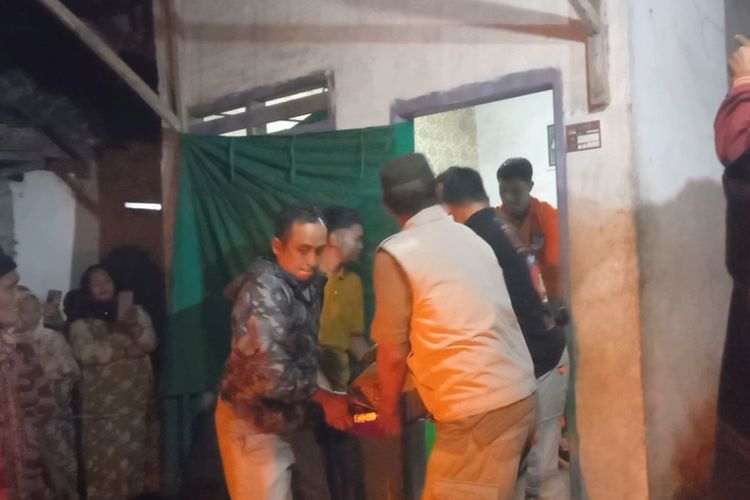 Petugas kepolisian saat mengevakuasi seorang remaja, Syaroni warga Desa Urek Urek, Kecamatan Gondanglegi, Kabupaten Malang yang ditemukan tewas tidak wajar di rumahnya, Jumat (5/7/2024) lalu.