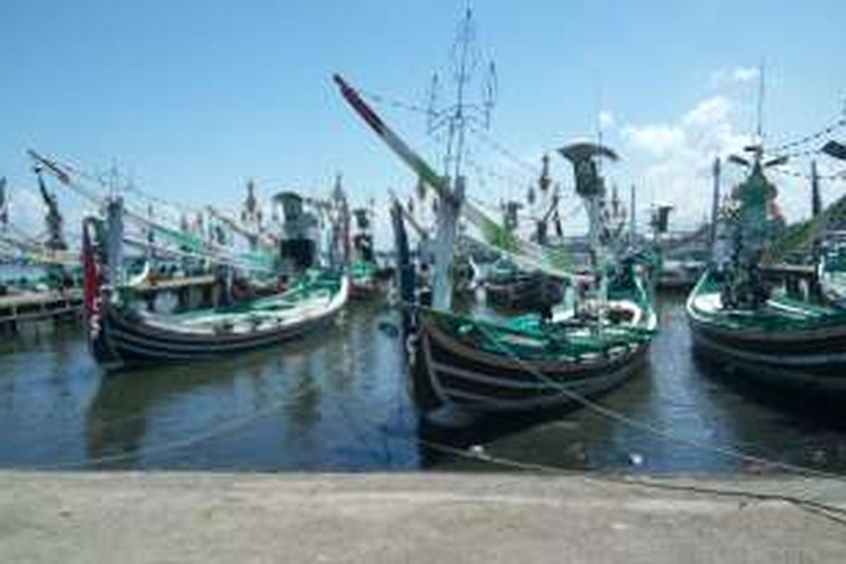 Kapal ikan berjajar rapi di Pelabuhan Perikanan Nusantara Pengambengan, Jembarana, Bali 
