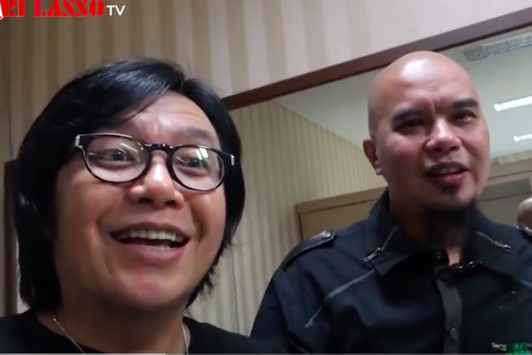 Ari Lasso bercerita dengan Ahmad Dhani. Sebelum, keduanya bakal manggung bareng di Surabaya