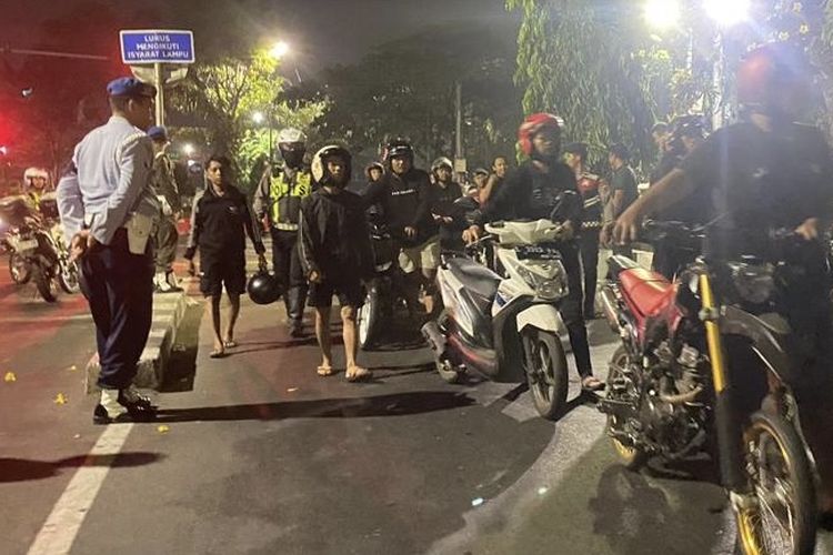 Puluhan anak di bawah umur yang akan melakukan balapan liar di Surabaya