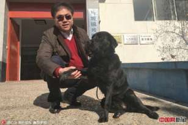 Tian Fengbo (47) dan anjingnya, Qiaoqiao.