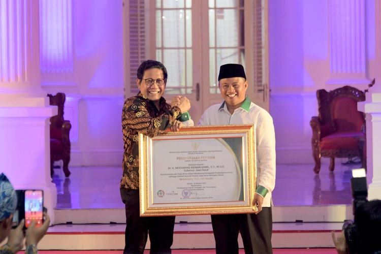 Wakil Gubernur Jawa Barat Uu Ruzhanul Ulum mewakili Gubernur menerima penghargaan dari Kementerian Desa, Pembangunan Daerah Tertinggal dan Transmigrasi (PDTT) pada Acara Gala Dinner Teknologi Tepat Guna (TTG) Nusantara XXIII Tahun 2022 di Pendopo Bupati Cirebon, Kota Cirebon, Selasa (18/10/2022). Penghargaan diberikan oleh Mendes PDTT Abdul Halim Iskandar.
