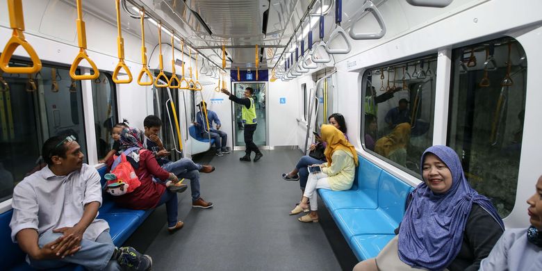 Suasana Stasiun MRT Bundaran Hotel Indonesia, Jakarta, Senin (25/3/2019). MRT Jakarta resmi beroperasi setelah diresmikan Presiden Joko Widodo pada Minggu (24/3/2019). Layanan pada fase operasi tidak berbayar dari Stasiun Lebak Bulus hingga ke Stasiun Bundaran HI akan dimulai pada pukul 05.30 WIB hingga 22.30 WIB.