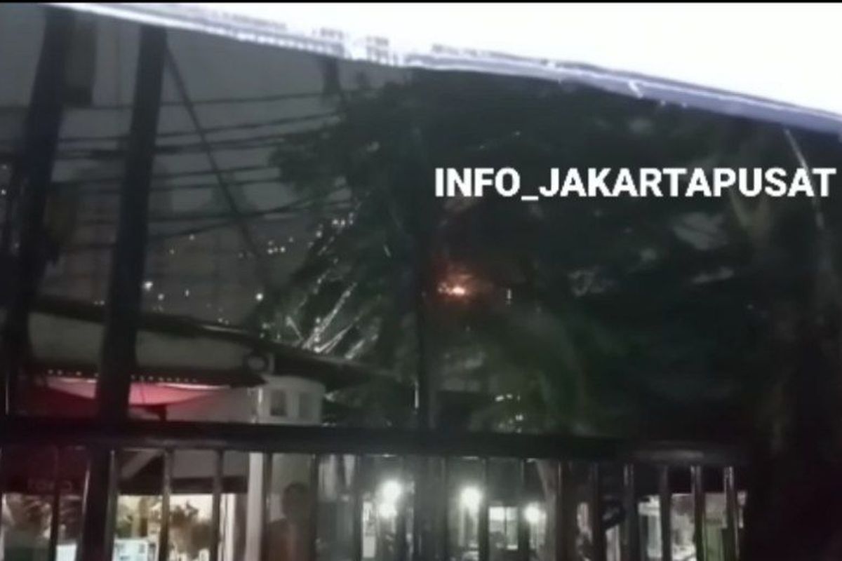 Tangkapan layar video percikan api yang muncul di kabel udara di Kemayoran, Jakarta Pusat, Minggu (21/5/2023).