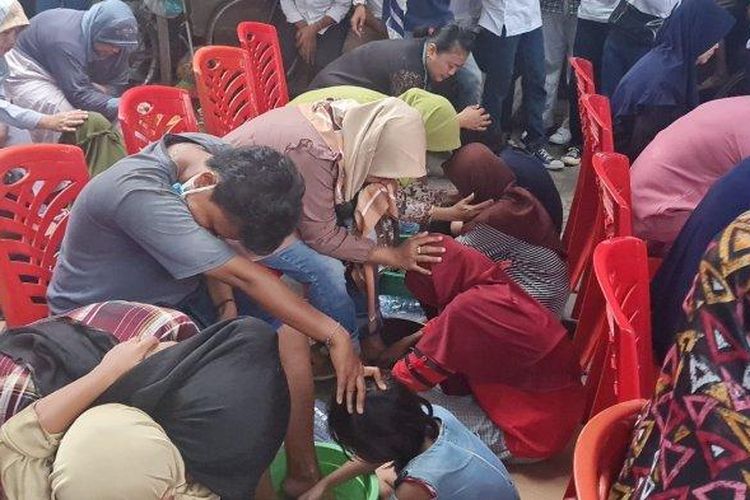 Suasana kegiatan acara cuci kaki massal yang berlangsung di kelurahan Kali Anyar, Tambora, Jakarta Barat pada Sabtu (27/8/2022). (TRIBUNJAKARTA.COM/SATRIO SARWO TRENGGINAS)
