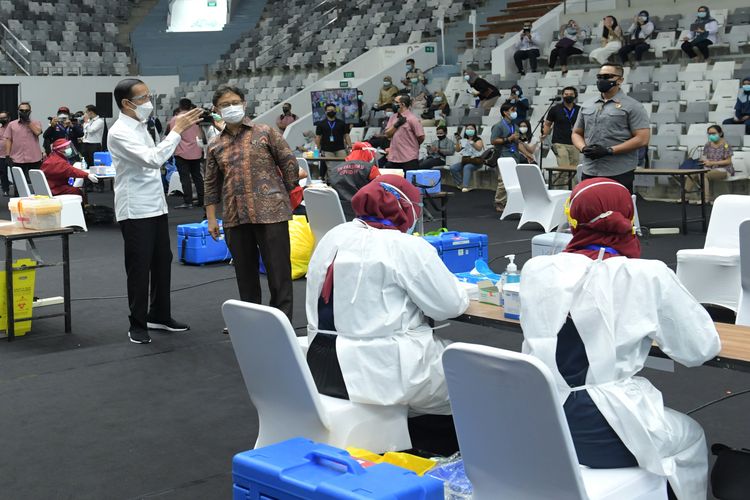 Presiden Joko Widodo (left) and Minister of Health Budi Gunadi Sadikin (middle) survey the mass vaccination of health workers with Sinovac's Coronavac vaccine at Jakarta's Istora Senayan Stadium on Thursday (4/2/2021).  ANTARA FOTO/HO/Setpres-Kris/mrh/rwa.