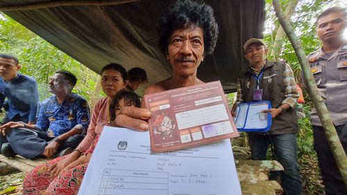 Uniknya KPU Coklit Suku Anak Dalam, Pakai Cap Jempol dan Tak Ditempel Stiker 