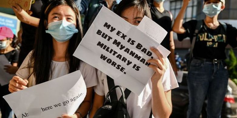 Inilah pesan-pesan unik dan lucu yang ditemukan dalam demonstrasi menentang kudeta militer Myanmar.