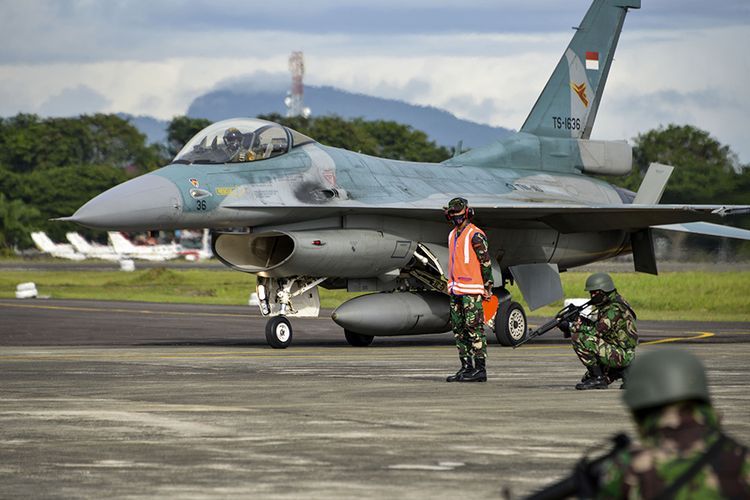 Prajurit TNI Angkatan Udara mengikuti latihan tempur Jalak Sakti 2020 di Pangkalan Angkatan Udara Sultan Iskandar Muda, Blang Bintang, Aceh, Selasa (8/9/2020). Latihan tersebut bertujuan untuk memberikan kemampuan penerbang TNI AU pada misi-misi pertempuran dalam operasi udara, sekaligus meningkatkan kemampuan koordinasi dan kerjasama antara penerbang yang mengoperasikan alutsista TNI AU.