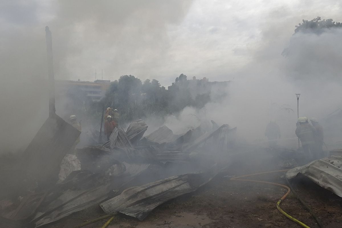 Pabrik penggilingan kapas di Jalan Kesehatan, RT 03 RW 11 Kelurahan Gedong, Pasar Rebo, Jakarta Timur, hangus terbakar, Selasa (16/11/2021).