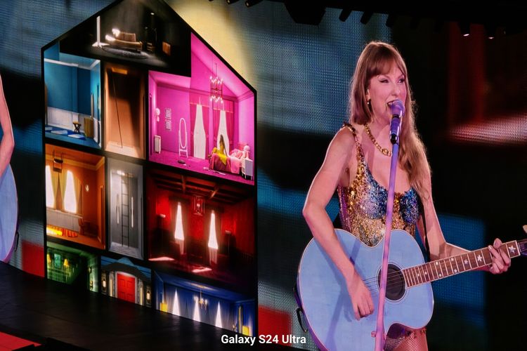 Taylor Swift menyanyikan lagu Lovers di The Eras Tour Singapore, Kamis (7/3/2024).