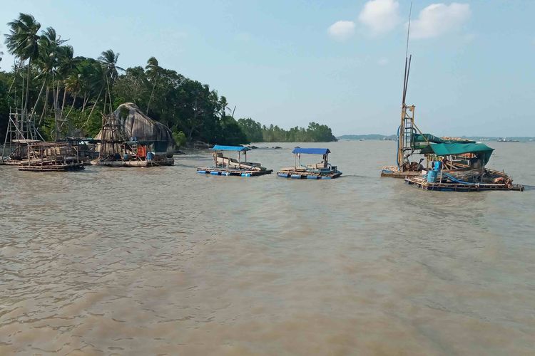 Tambang rakyat jenis ponton apung yang lebih besar atau TI Tower yang banyak.ditemukan di perairan Desa Bakit, Parittiga Jebus, Bangka Barat, Bangka Belitung, Rabu (9/8/2023).