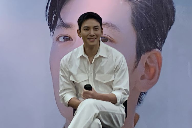 Aktor Ji Chang Wook berpose dalam pers conference fan meeting Reach You in Jakarta di kawasan Jakarta Selatan, Jumat (2/12/2022). 