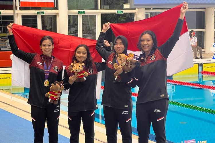 Ki-Ka: Janis Rosalita Suprianto, Katherina Eda Rahayu, Andhini Muthia, dan Vania Elvira Elent, ketika memamerkan medali emas SEA Games 2021 di Aquatic Sports Palace, My Dinh Stadium, Hanoi, Vietnam, pada Sabtu (21/5/2022) malam WIB. Janis Rosalita dkk sukses meraih medali emas fin swimming atau renang sirip SEA Games 2021 dari nomor Women's Relay 4x200m Surface.