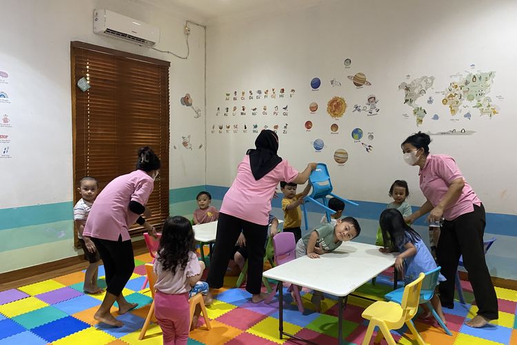 Sejumlah anak mengikuti aktivitas belajar dan bermain bersama pengasuh di sebuah daycare di Jakarta Barat , Senin (20/4/2026).