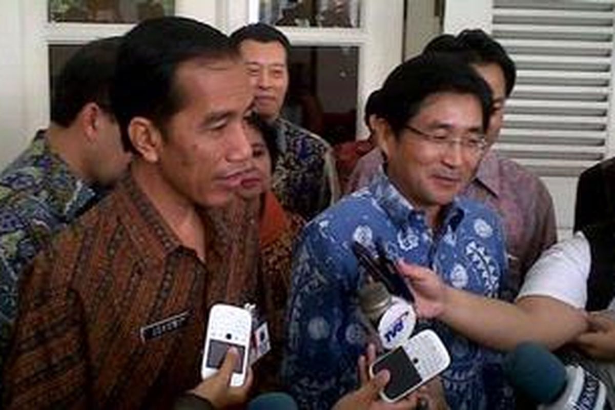 Gubernur DKI Jakarta Joko Widodo (berbatik cokelat) dan Duta Besar Korea Selatan Kim Yeong Seon (berbatik biru), di Balaikota Jakarta, Jumat (4/1/2013). Sambangan Kim Yeong Seon dalam rangka penguatan kerjasama sister city antara Jakarta dengan Seoul untuk fokus kerjasama restorasi sungai dan penguatan transportasi kereta api.