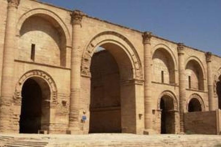 Kota Hatra yang dibangun 2.000 tahun silam merupakan sebuah kota benteng yang selamat dari invasi bangsa Romawi. Sisa-sisa kota Hatra kini sedang dihancurkan kelompok militan ISIS.