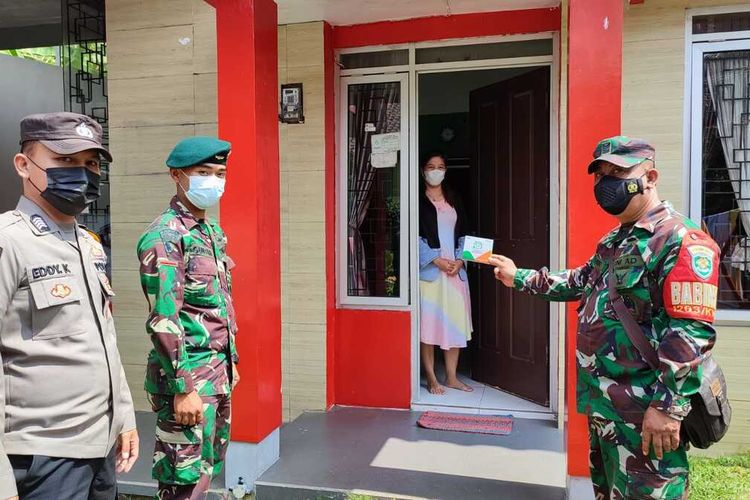 Foto-foto Para Babinsa menyerahkan obat gratis isoman di wilayah Kota dan Kabupaten Tasikmalaya sejak pekan lalu.