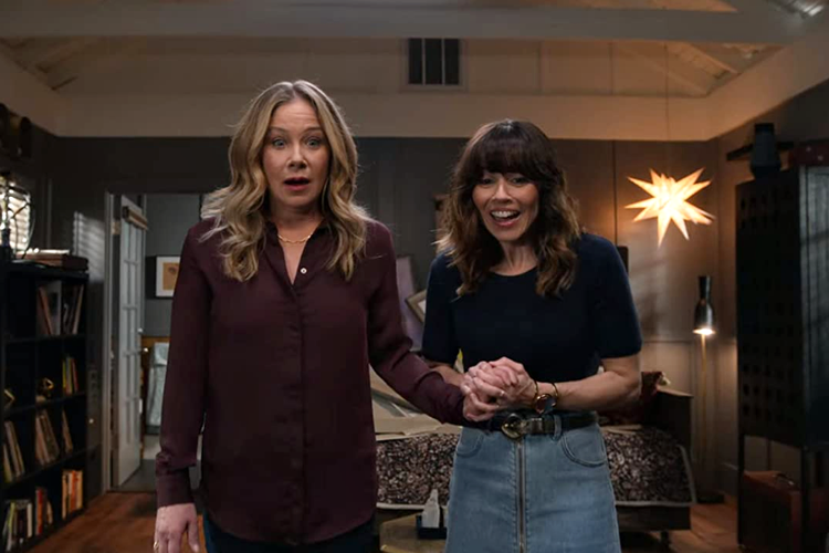 Christina Applegate dan Linda Cardellini dalam serial komedi televisi, Dead to Me (2019).