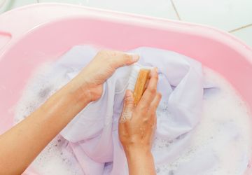 Cara Mencuci Pakaian Rayon agar Tahan Lama