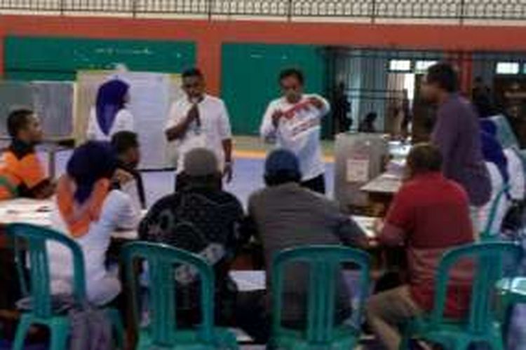 Petugas KPPS di TPS 4 tengah melakukan perhitungan hasil PSU Jilid II di Kabupaten Muna yang diungguli pasangan nomor urut 1 Rusman Emba- Malik Ditu