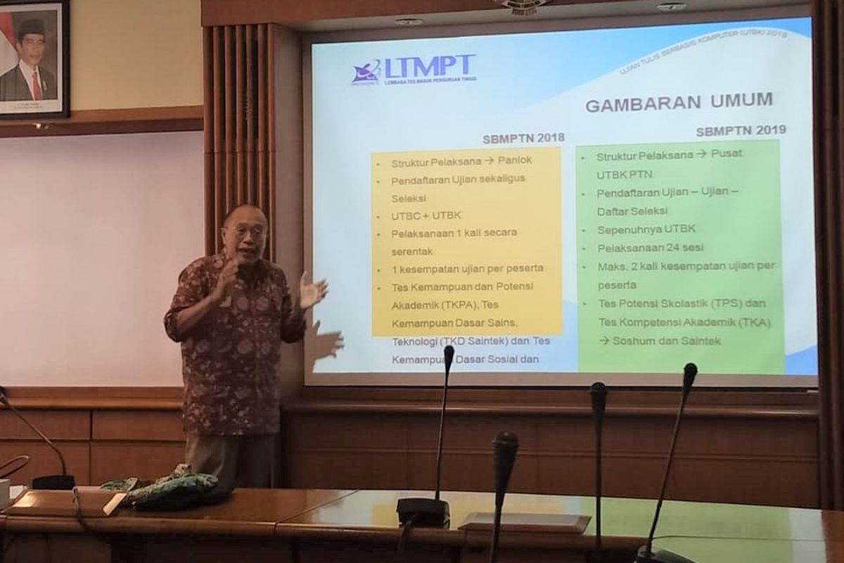 Sekretaris Pusat UTBK ITB, Prof. Asep Gana Suganda dalam konferensi pers mengenai kegiatan Seleksi Bersama Masuk Perguruan Tinggi Negeri (SBMPTN) melalui UTBK di Gedung Rektorat ITB (10/4/2019).