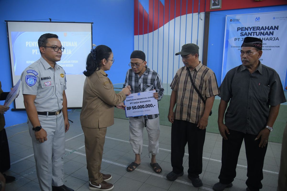 Wali Kota Semarang Agustina Wilujeng menyerahkan santunan senilai Rp 50 juta kepada ahli waris korban kecelakaan bus rombongan Forum Kesehatan Kelurahan (FKK) Bendan Ngisor, Kecamatan Gajahmungkur, di Tol Pemalang-Batang KM 32-B, Sabtu (25/10/2025).