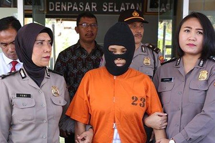 Anggota polsek Denpasar Selatan mengungkap asus tindakan kekerasan pada anak yang menyebabkan kematian dengan menghadirkan pelaku SD (20) beserta barang bukti di Polsek Denpasar Selatan, Kamis (1/8/2019). 
