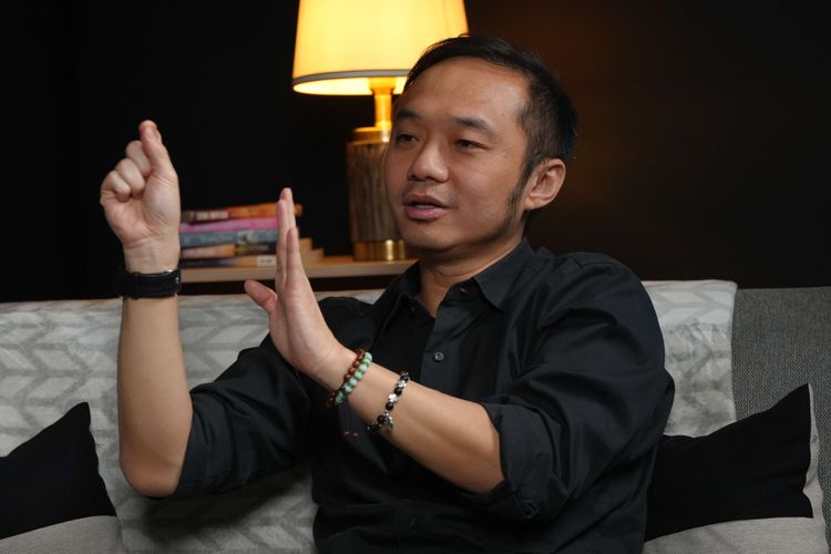 Direktur Eksekutif Charta Politika Yunarto Wijaya atau yang biasa disapa Mas Toto berpose setelah diwawancarai KOMPAS.com dalam Program Gaspol, Jakarta pada, Senin (9/6/2025).