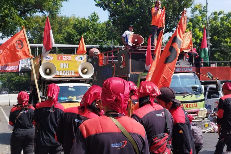 Penetapan UMR Jawa Tengah UMP dan UMK Jawa Tengah di setiap kabupaten kota sudah diputuskan. Dari rincian lengkap daftar UMR di Jawa Tengah, UMR paling tinggi di Jawa Tengah adalah Kota Semarang, sementara gaji UMR Jawa Tengah paling kecil yakni Banjarnegara.