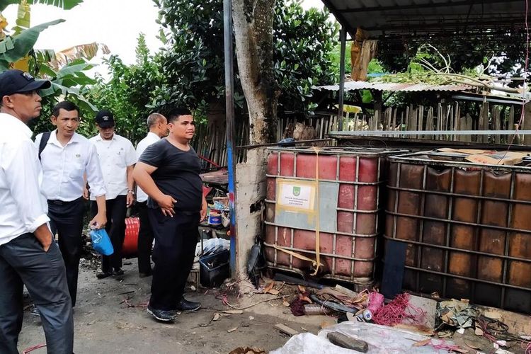 Dinas Perindustrian dan Perdagangan (Disprindag) Kota Batam mengamankan 3 ton solar yang ditimbun di belakang bengkel mobil di kawasan Kaveling Bukit Melati, Kelurahan Sei Pelunggut, Kecamatan Sagulung, Batam, Kepulauan Riau, Rabu (11/12/2019) sore kemarin.