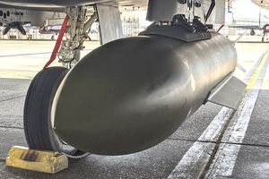 AS Jatuhkan Bomber GBU-72 2,5 Ton ke Bunker Rudal Iran di Selat Hormuz