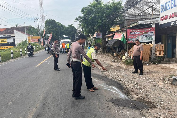 Polisi menunjukkan lokasi kecelakaan di pertigaan Pasar Bungah, Jalan Raya Desa/Kecamatan Bungah, Gresik, Jawa Timur, Jumat (1/3/2024).