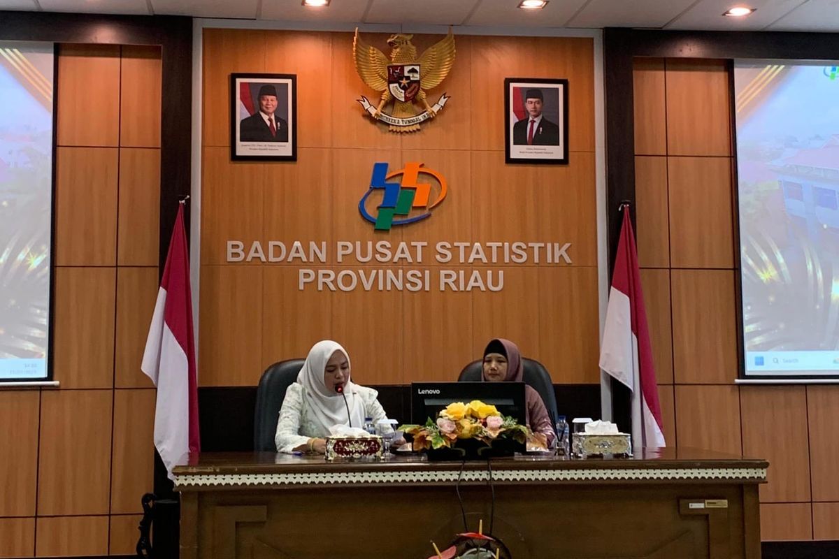 BPS Provinsi Riau mencatat terjadi penurunan angka kemiskinan di Provinsi Riau per Maret 2025. Berdasarkan data yang disampaikan Statistisi Ahli Madya BPS Riau Meita Komalasari, persentase penduduk miskin di Riau sebesar 6,16 persen.