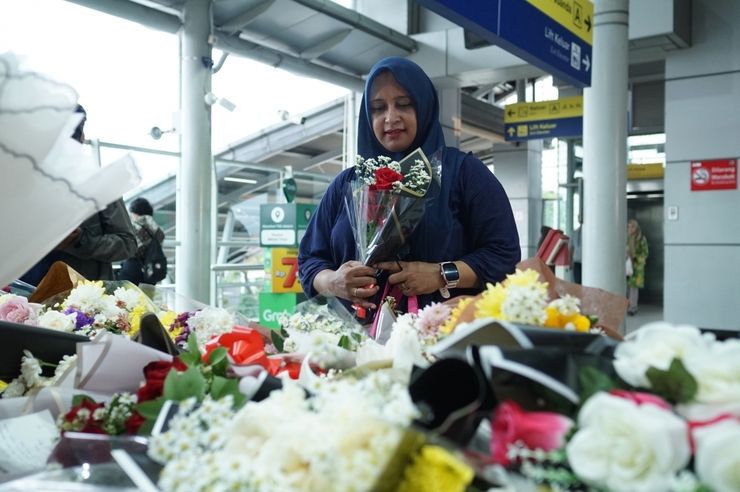 Bunga untuk Korban Kecelakaan Kereta di Stasiun Bekasi Timur