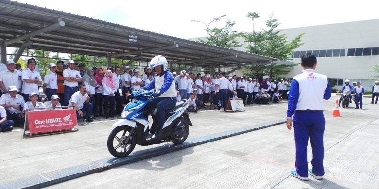 Pelatihan safety riding karyawan PT Kubota Indonesia.